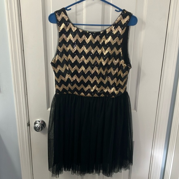 B. Darlin Black and Gold Chevron sequin cocktail Dress scoop neck Size 12 mesh - Picture 1 of 6